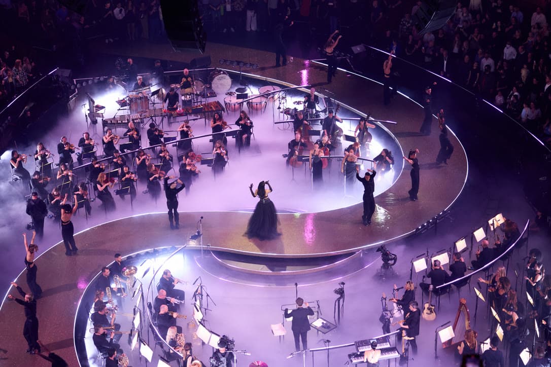 Orchestra soft keys — compare stage neon vs hall lighting for glow literacy.