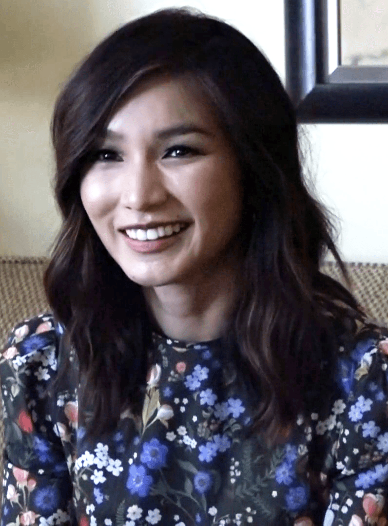 Interview soft light — almond gaze and refined mandibular taper.